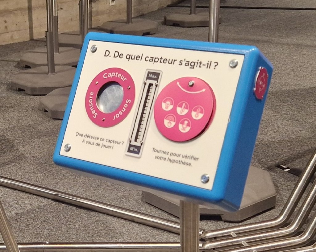 Installation interactive dans l'exposition Robot permettant de deviner ce que le capteur capte
