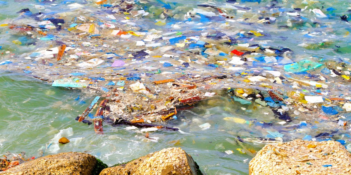 Im Meer treiben Tausende Tonnen von Plastikmüll