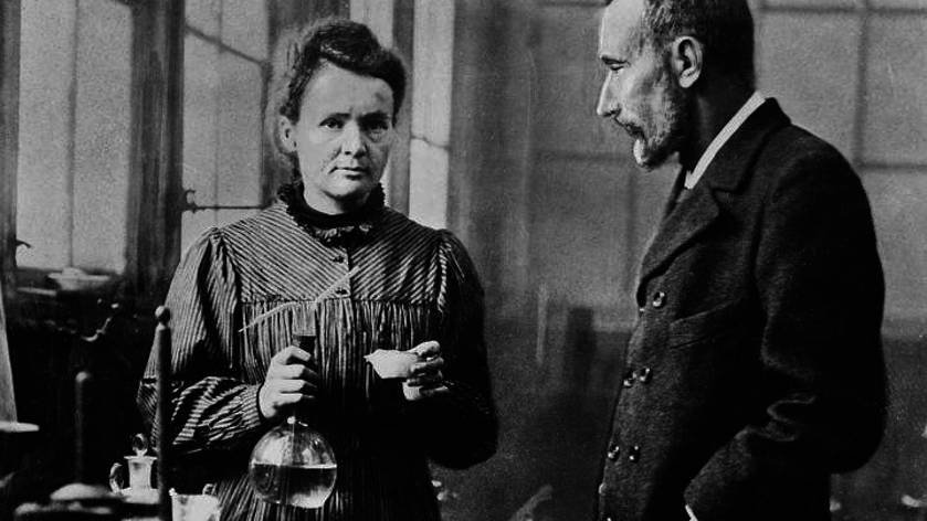 Marie et Pierre Curie dans leur laboratoire