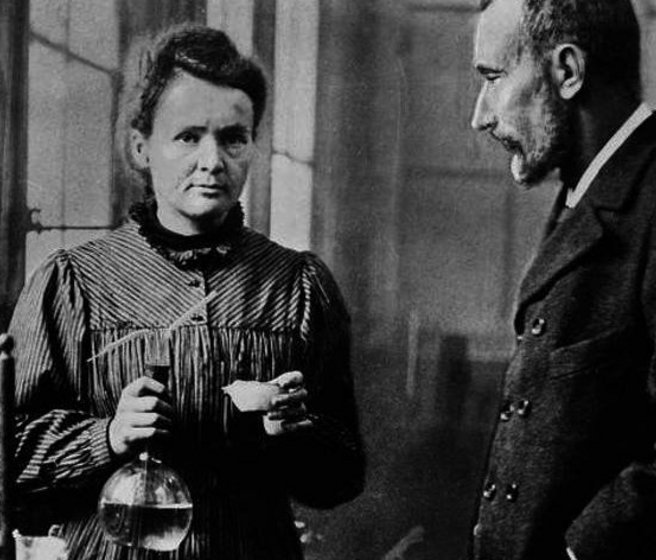 Marie et Pierre Curie dans leur laboratoire
