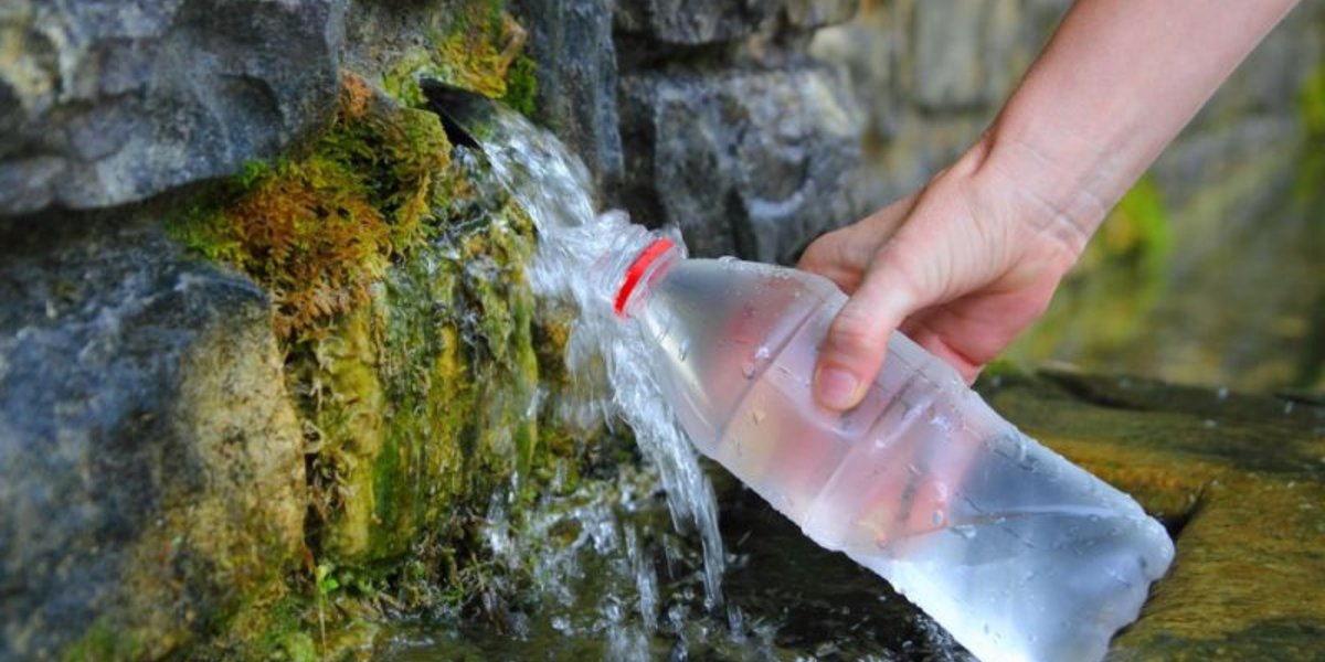 Sauberes Grundwasser sprudelt an der Erdoberfläche aus Quellen und löscht wunderbar den Durst