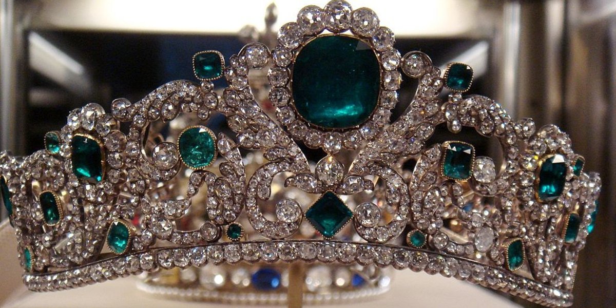 Die Kronjuwelen und Schmuckstücke von Adelshäusern sind oft mit Smaragden besetzt