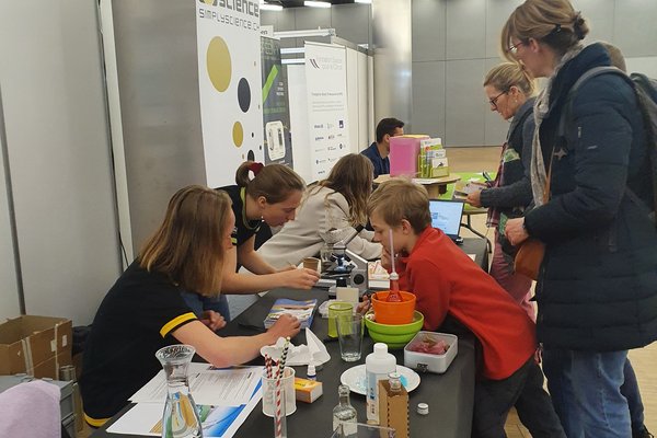 Experimente am SimplyScience-Stand