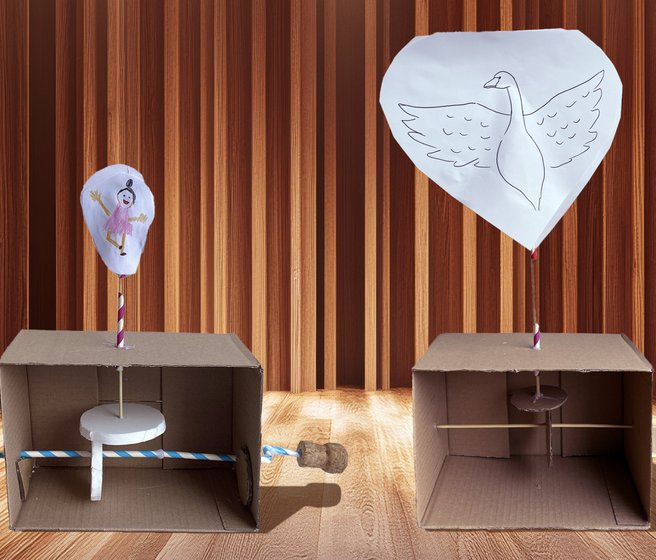 Vue intérieure de deux théâtres à manivelle avec les mécanismes visibles