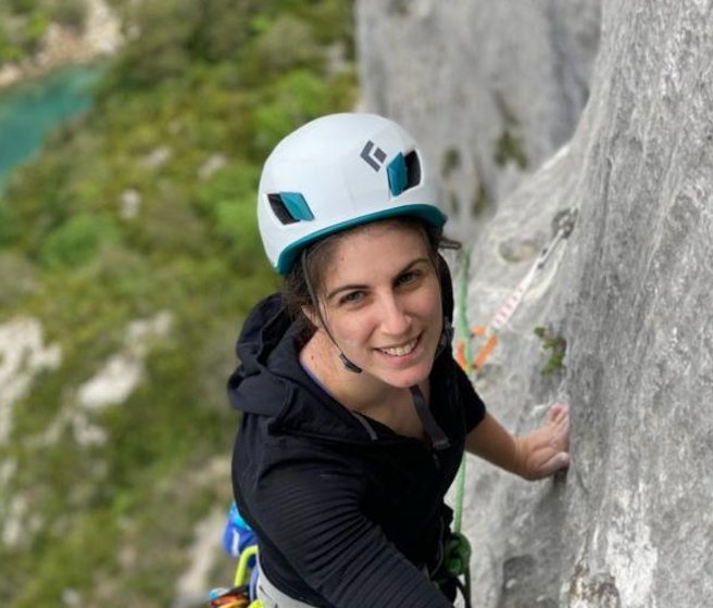 Elise Raphael escaladant une paroi