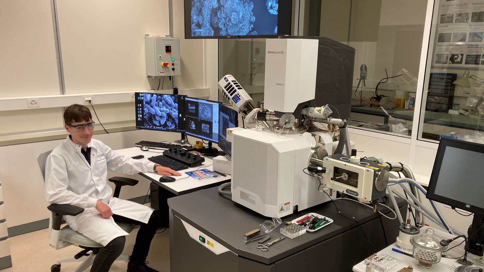 Loïc Cachot devant le microscope électronique à balayage