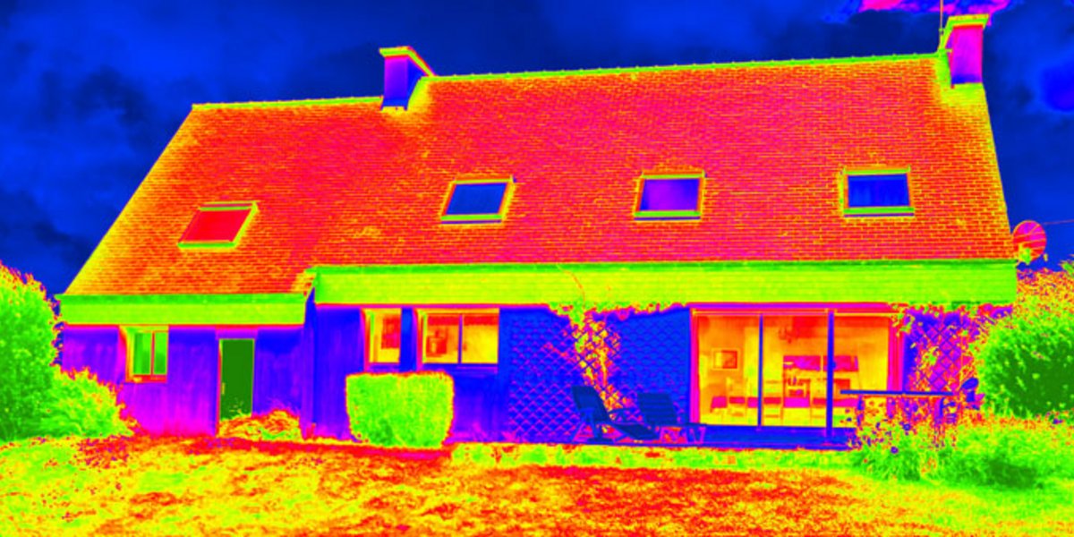 Une caméra thermique permet d'observer les pertes de chaleur d'une maison