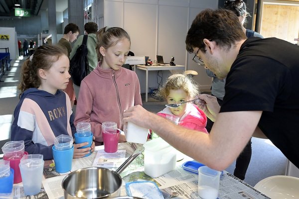 Kinder beim Experimentieren