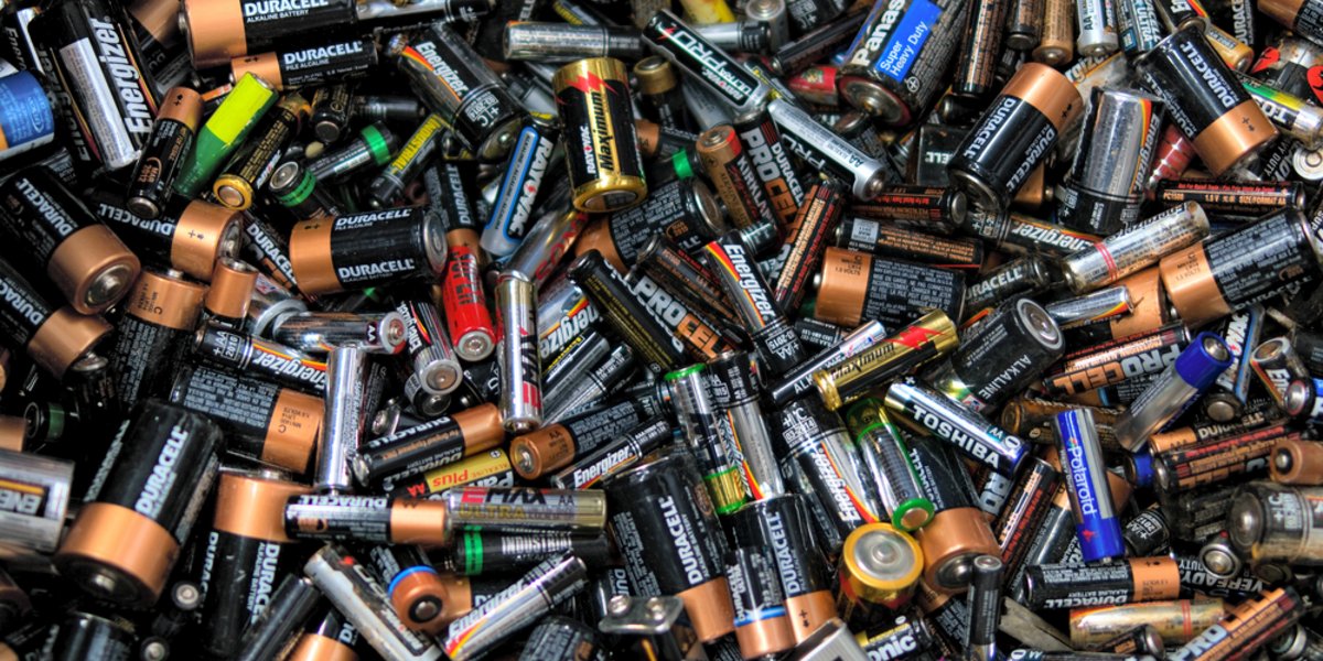 Batterien bestehen aus vielen Bestandteilen, die wiederverwertet werden können.