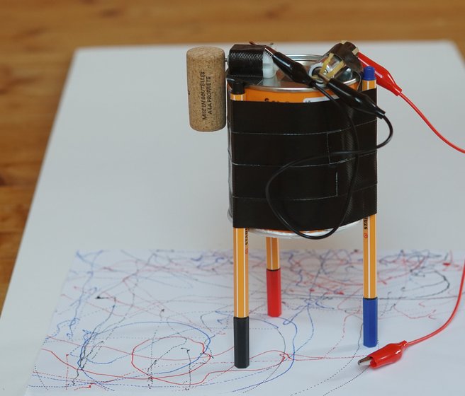 Le robot gribouilleur sur le papier