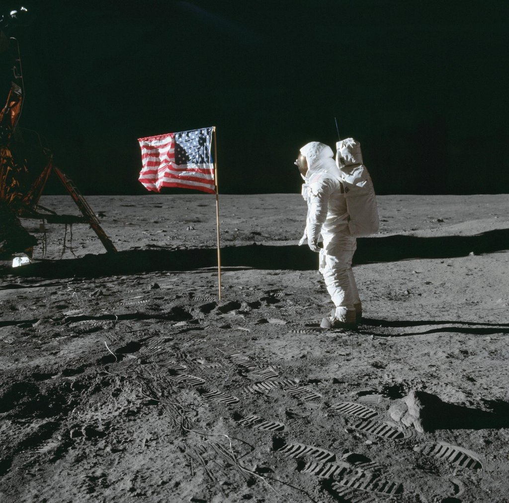 Edwin E. Aldrin Jr. accanto alla bandiera degli Stati Uniti durante la missione Apollo 11