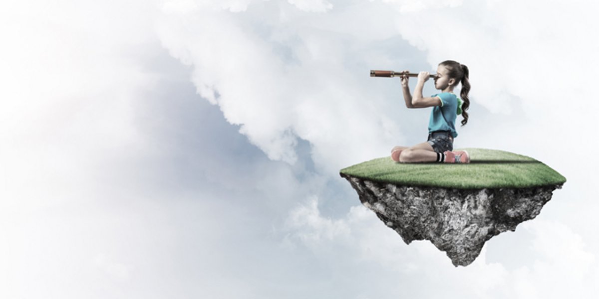 Fille sur un nuage avec une longue vue