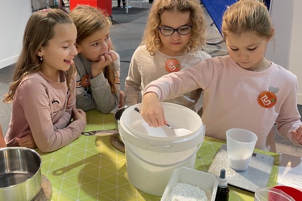 Kinder beim Experimentieren