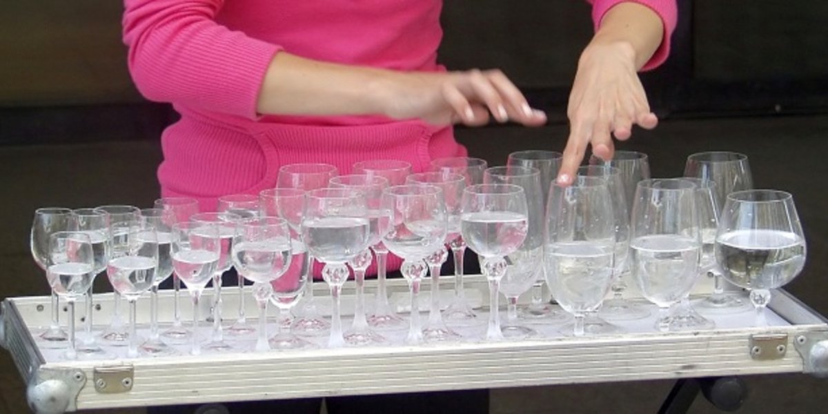 la harpe de verre est un instrument constitué de verres remplis d'eau