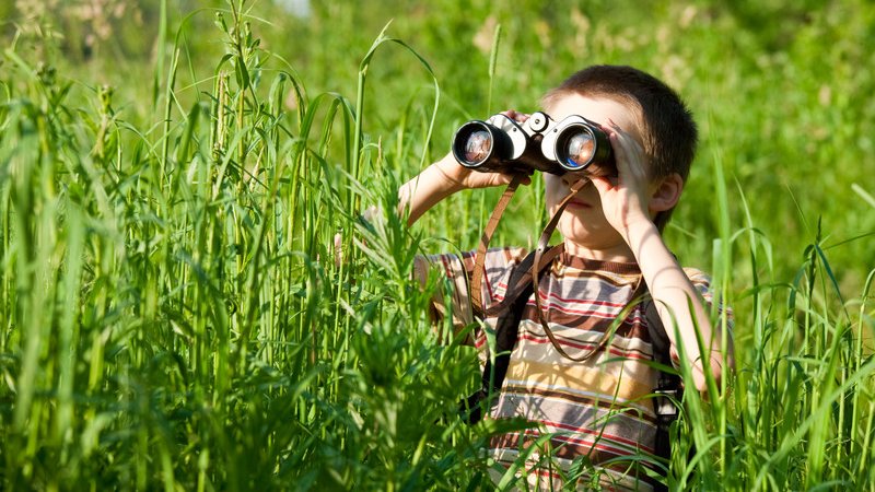 Junge mit Fernglas