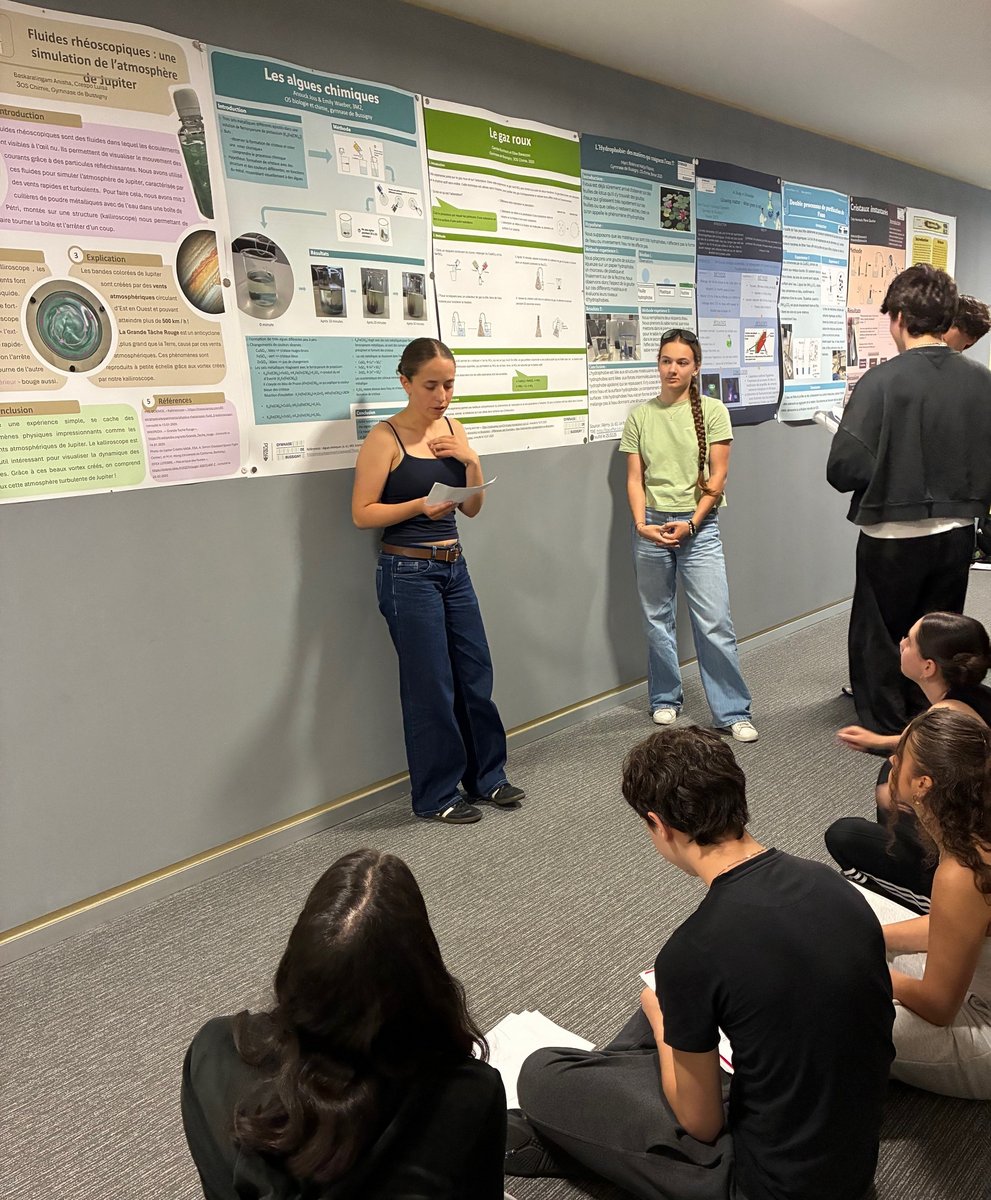 Le jury devant les posters présentés par les élèves du gymnase