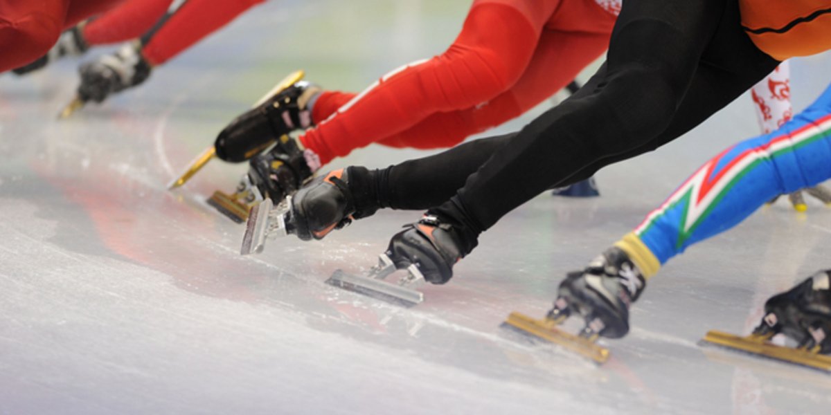 Des patineurs de vitesse dans une course