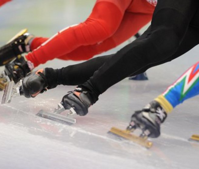 Patineurs de vitesse sur la glace