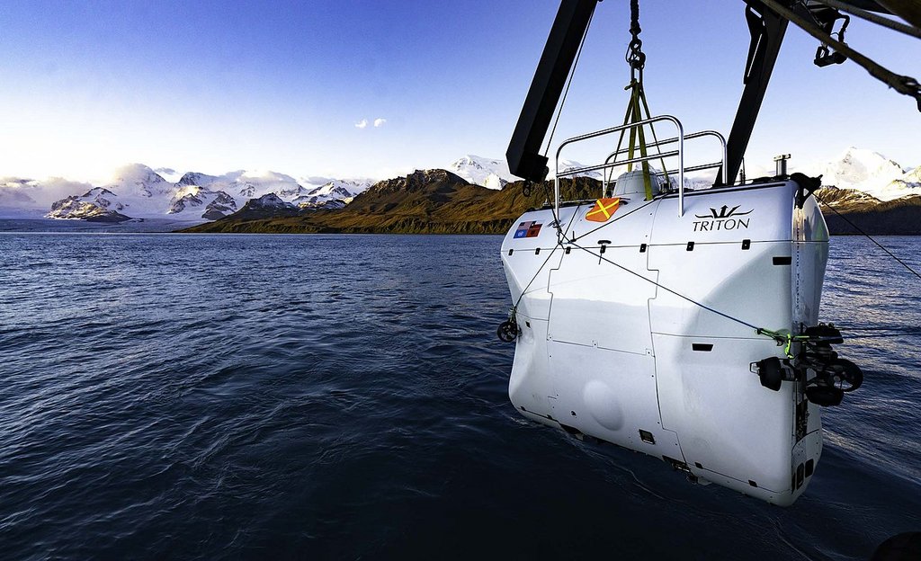 Tiefsee-U-Boot „Limiting Factor“ am Kran des Mutterschiffs knapp über der Wasseroberfläche bei einem Test-Tauchgang