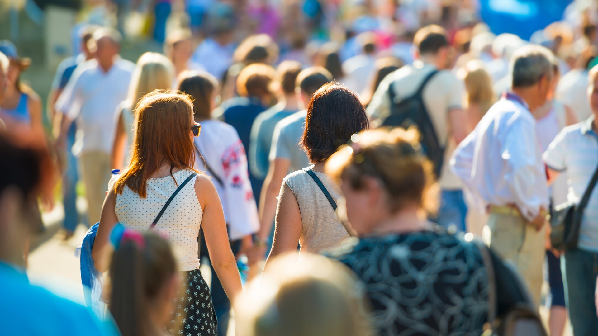 Menschenmenge auf einer Strasse in der Sommersonne