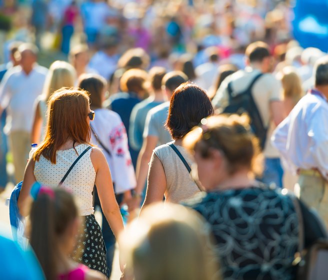Une foule dans la rue au soleil