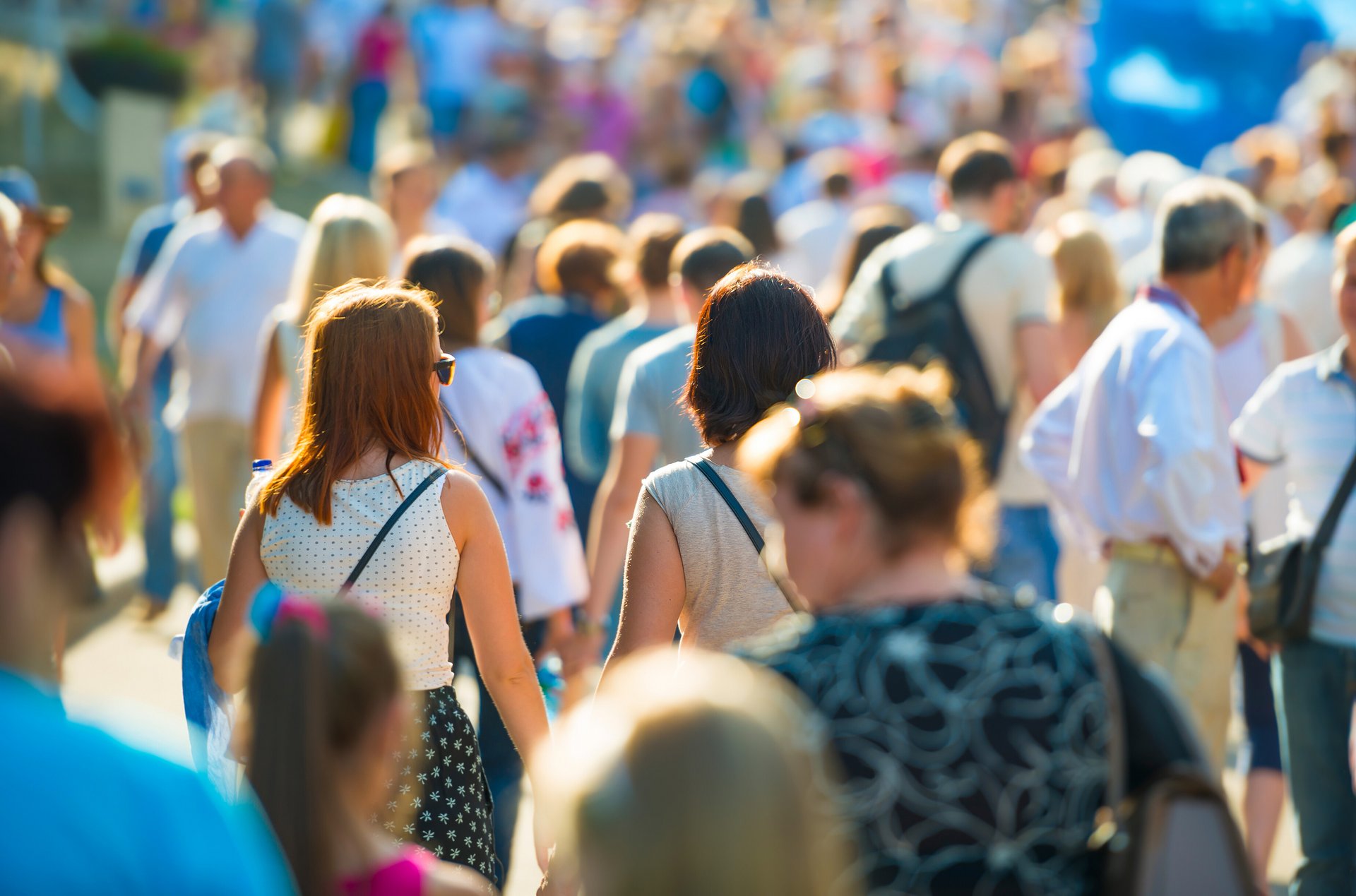 Une foule dans la rue au soleil