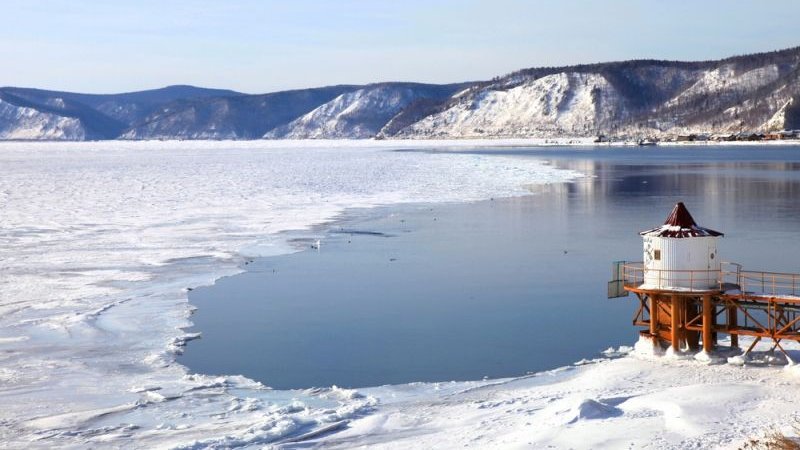 Der riesige Baikalsee in Sibirien ist der tiefste See der Erde