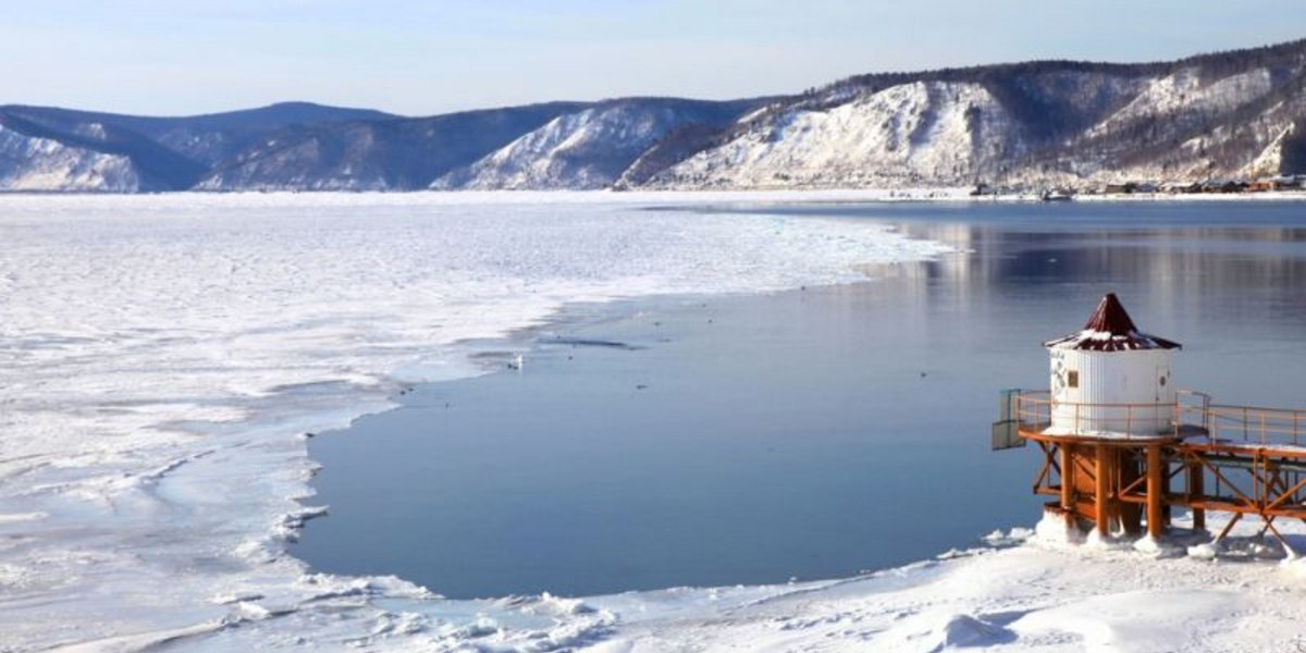 Der riesige Baikalsee in Sibirien ist der tiefste See der Erde
