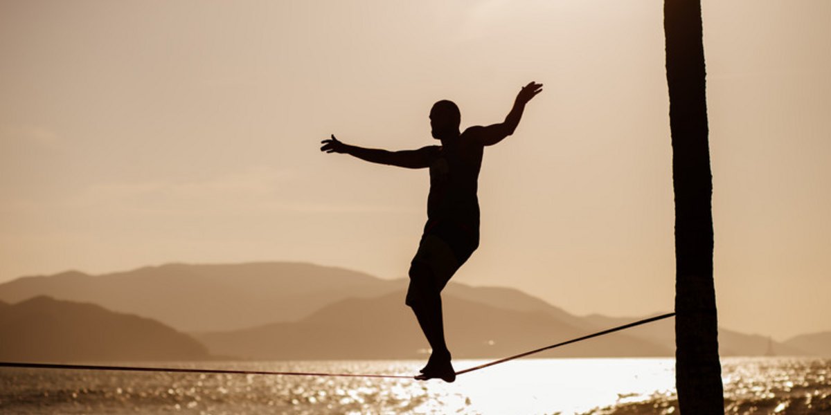 Personne faisant du slackline