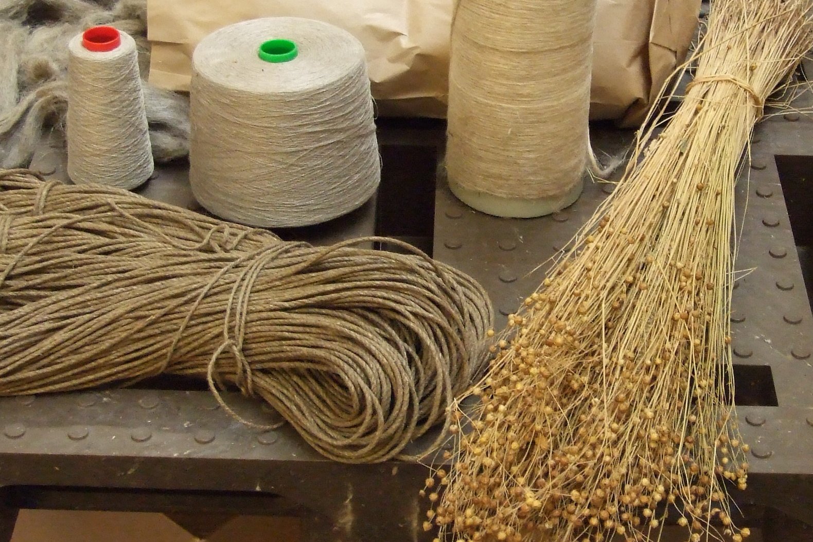 Verschiedene Produkte aus Hanffaser Stroh der Flachspflanze, Flachsgarn und -seile