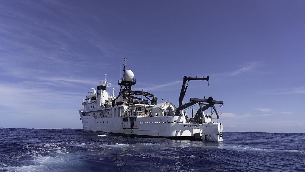 Das Expeditionsschiff „Pressure Drop“, am Heckkran hängt das Tiefsee-U-Boot „Limiting Factor“