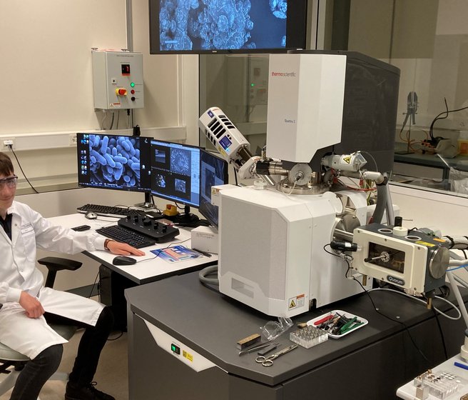 Loïc Cachot devant le microscope électronique à balayage
