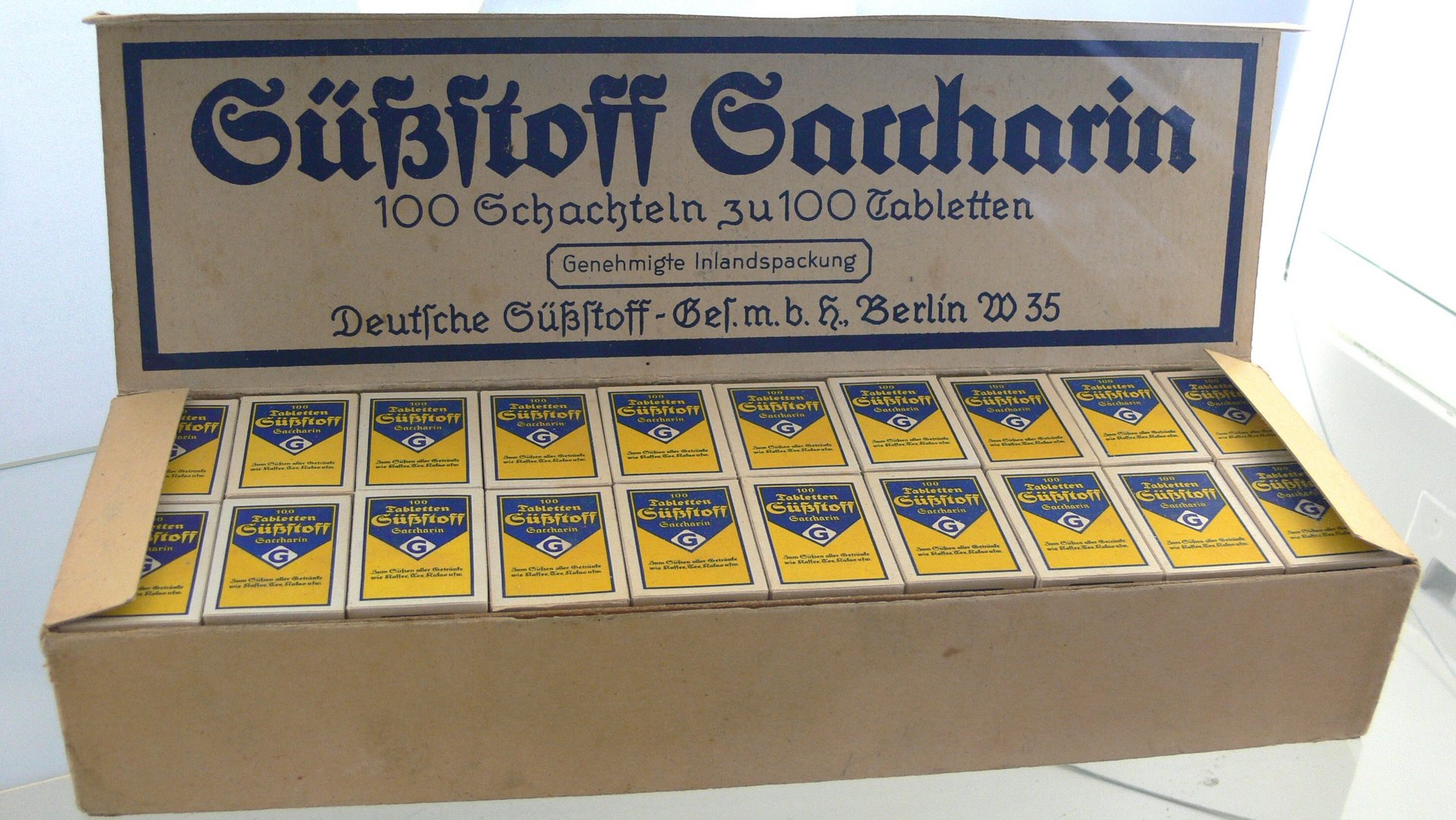 Grosspackung von Schachteln mit Saccharintabletten, in deutscher Frakturschrift beschriftet