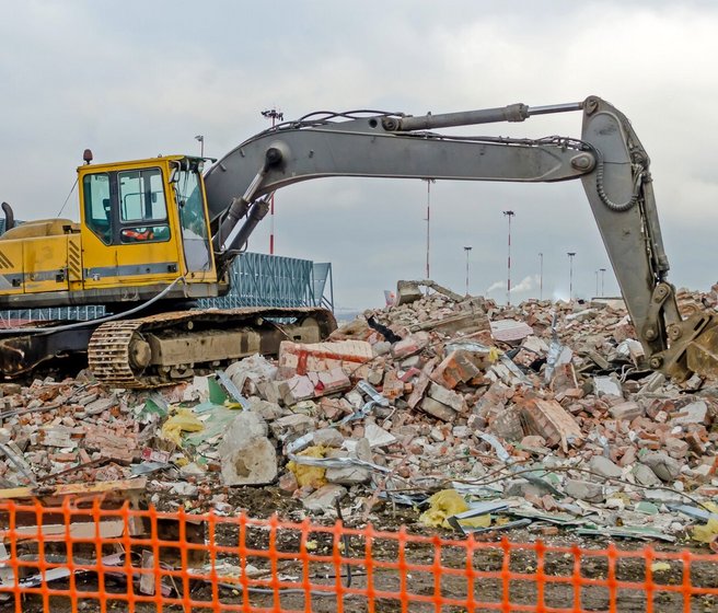 Bagger beim Rückbau eines Gebäudes