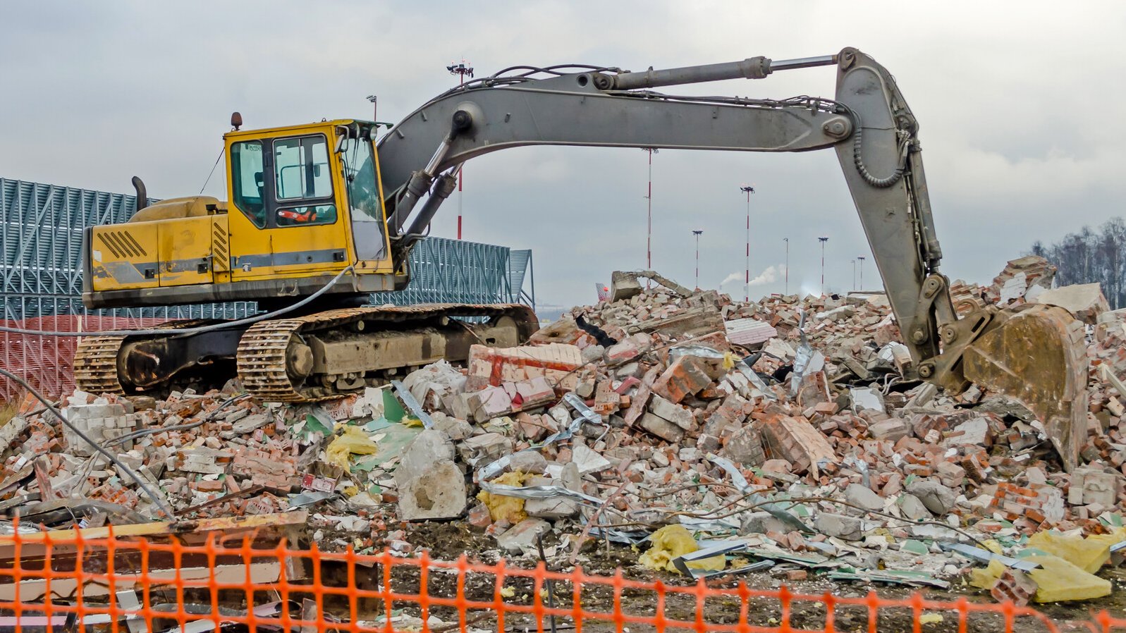 Pelleteuse lors de la démolition d'un bâtiment