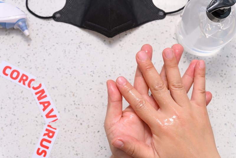 Händedesinfektion zur Entfernung von Schmutz und Krankheitserregern wie Viren