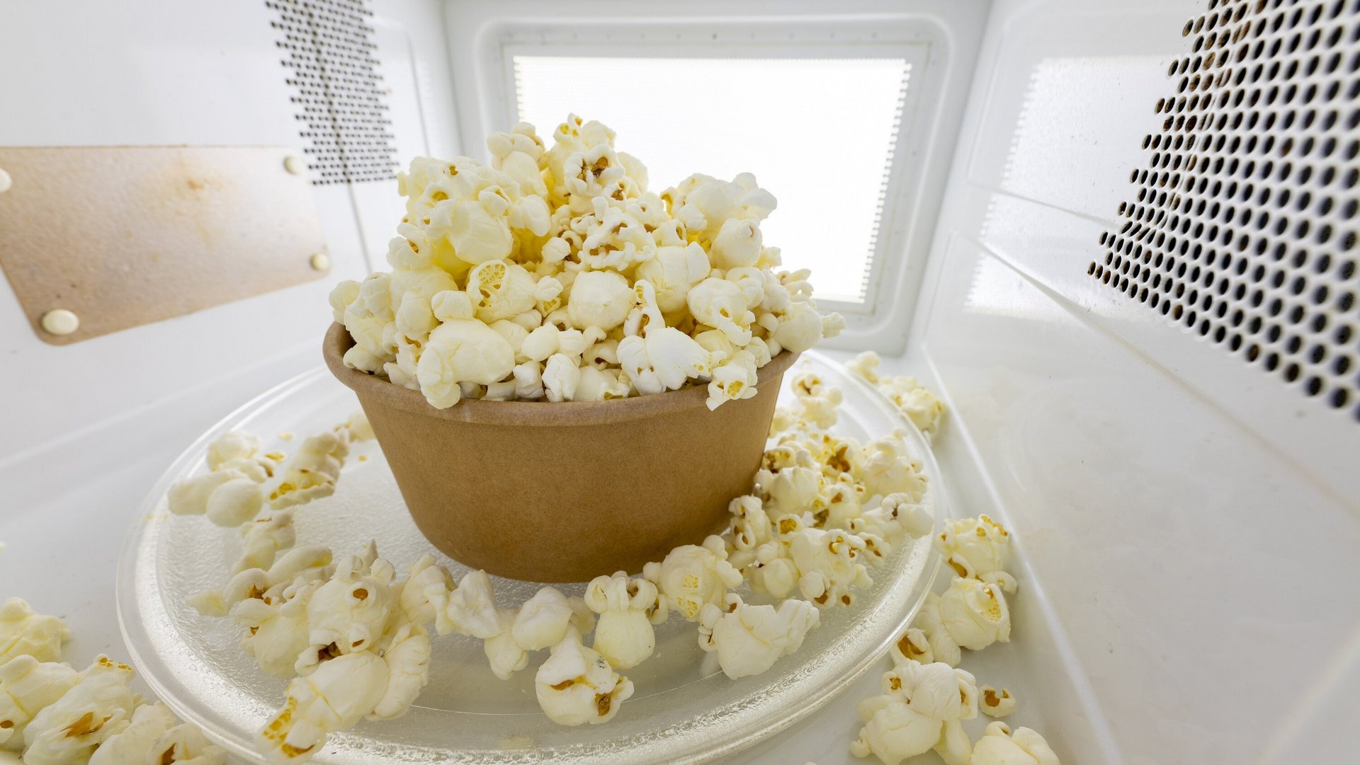 Schale mit Popcorn in einem Mikrowellenofen