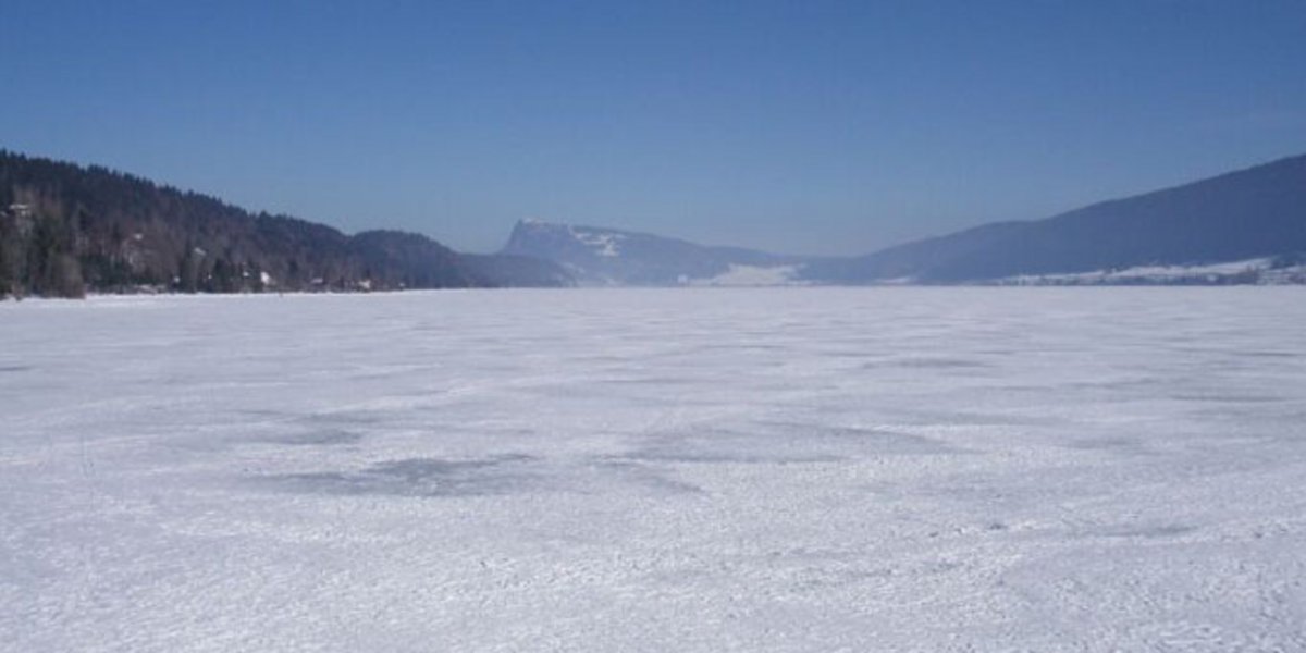 Le lac de Joux est souvent recouvert d'une couche de glace en hiver.