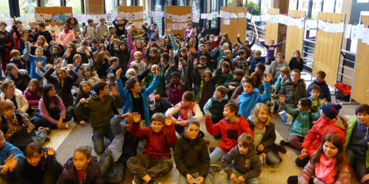 Les enfants et les adolescents ayant participé à la journée «Oser tous les métiers» posent devant leurs travaux.