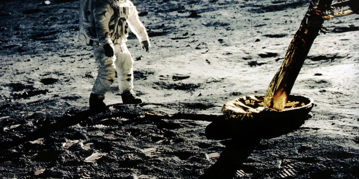 Buzz Aldrin accanto ad una gamba del modulo lunare.