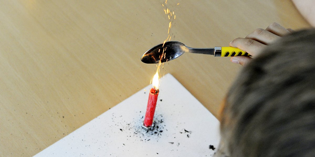Experiment: funkensprühende Kerze