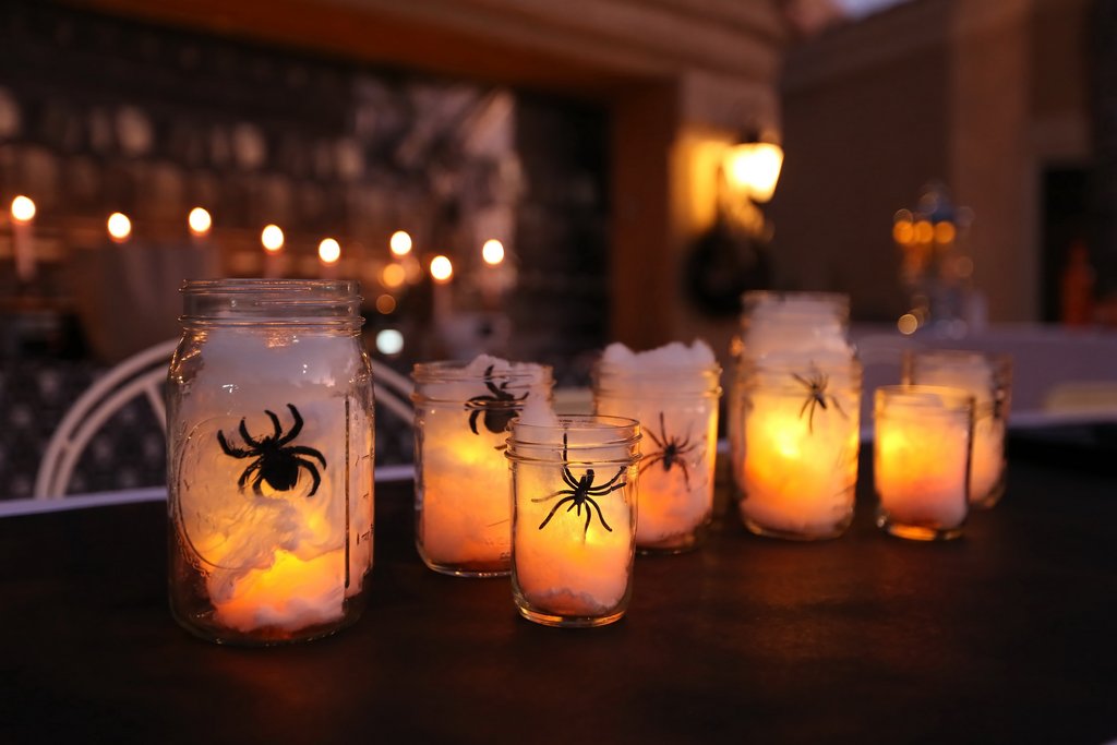 Halloween-Windlichter mit Spinnen-Dekoration