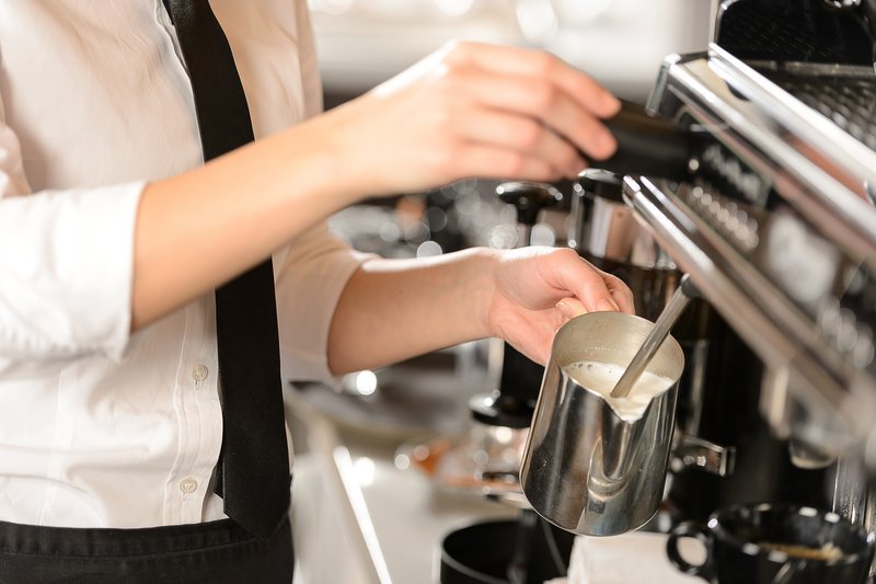 Milch wird aufgeschäumt Milch wird aufgeschäumt