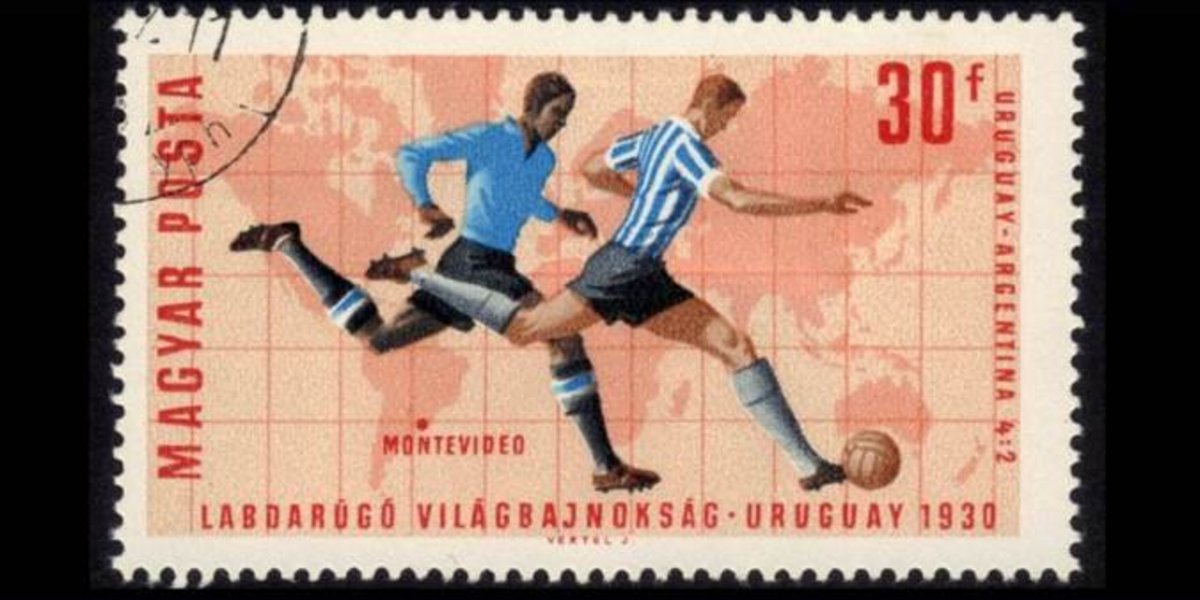 Alte Briefmarke mit Fussballspieler.