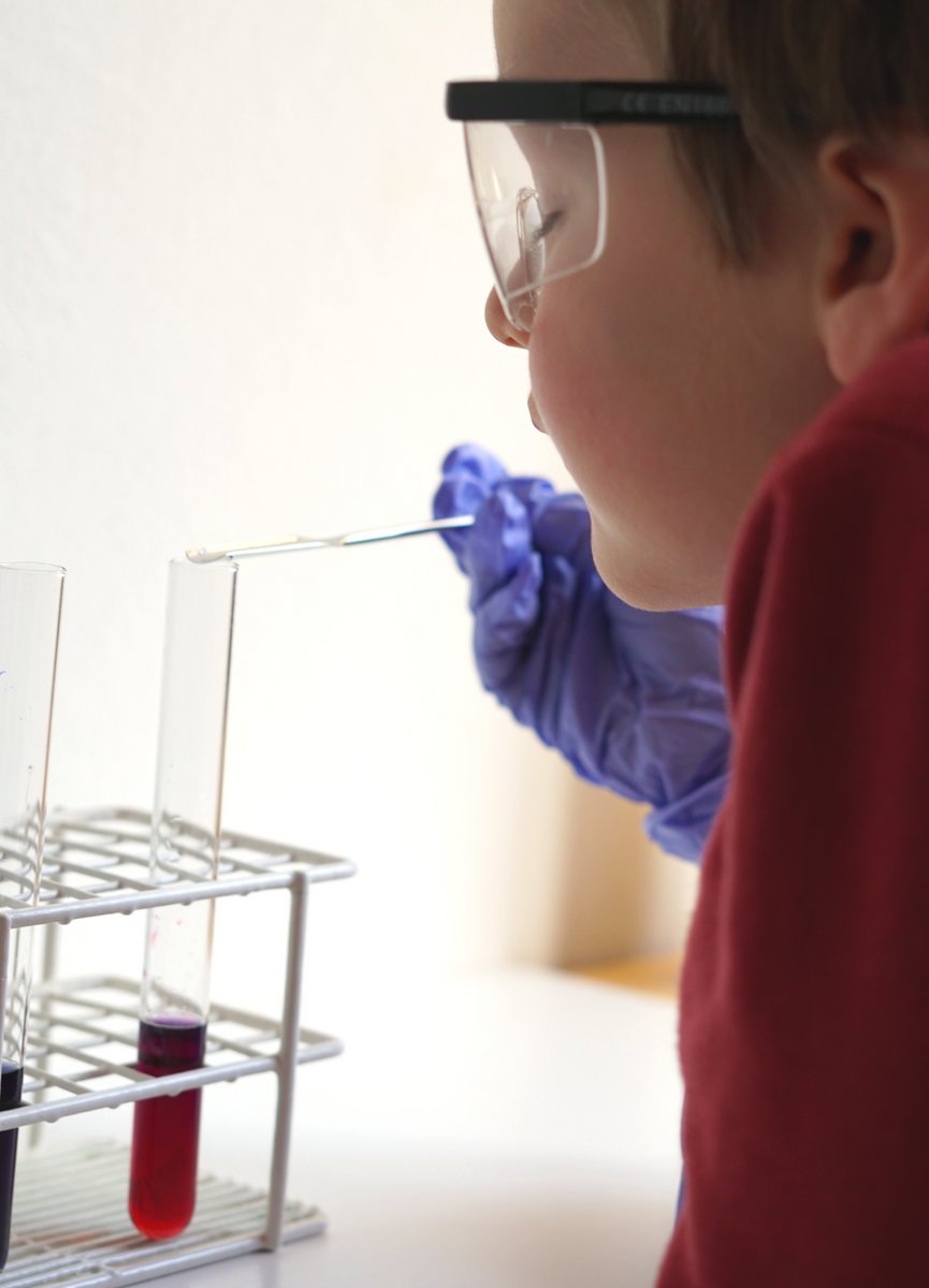 Kind beim Experimentieren mit Pipette und Reagenzglas
