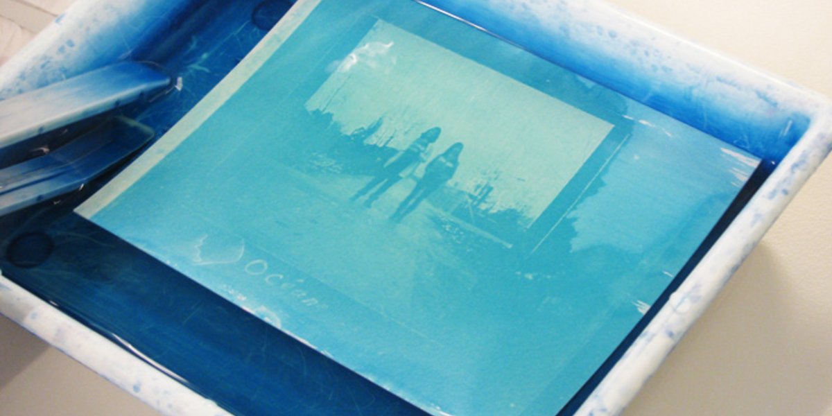 Le cyanotype est un ancien procédé photographique qui permet d'obtenir des tirages bleus.