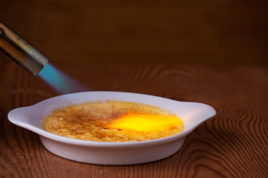 Caramelisieren einer Crème brûlée