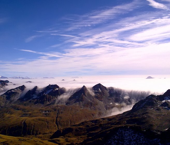Vue d'un panorama alpin avec des nuages