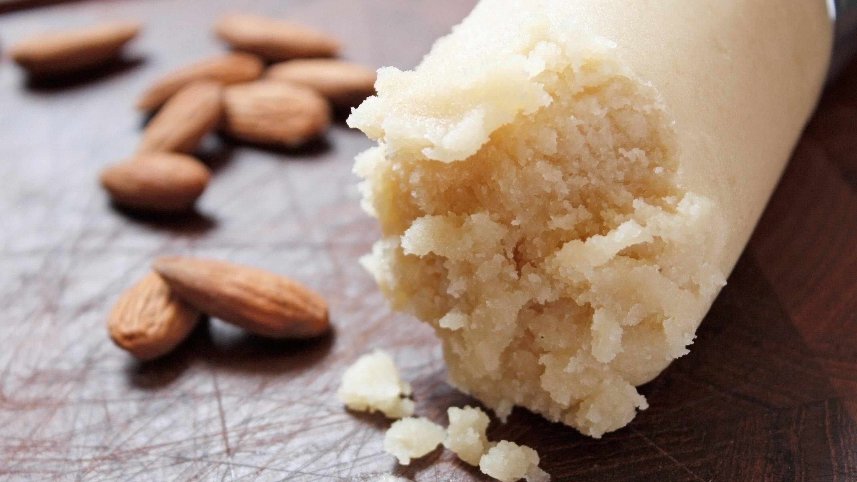 Mandeln und Marzipan Angeschnittene Marzipanstange, Mandelkerne