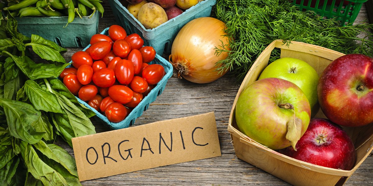 Des fruits, légumes et herbes aromatiques issus de production biologique.